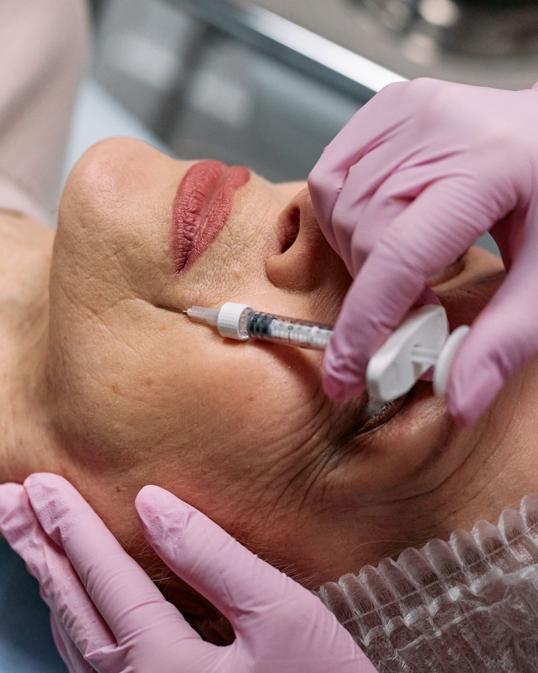 Rostro de mujer adulta con expresión natural