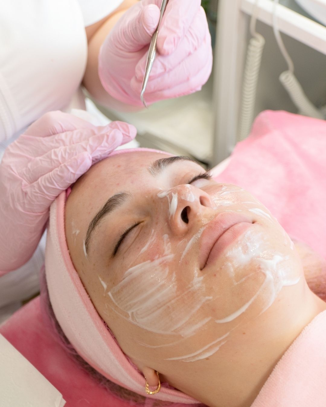 Mujer con piel cuidada después de una limpieza facial