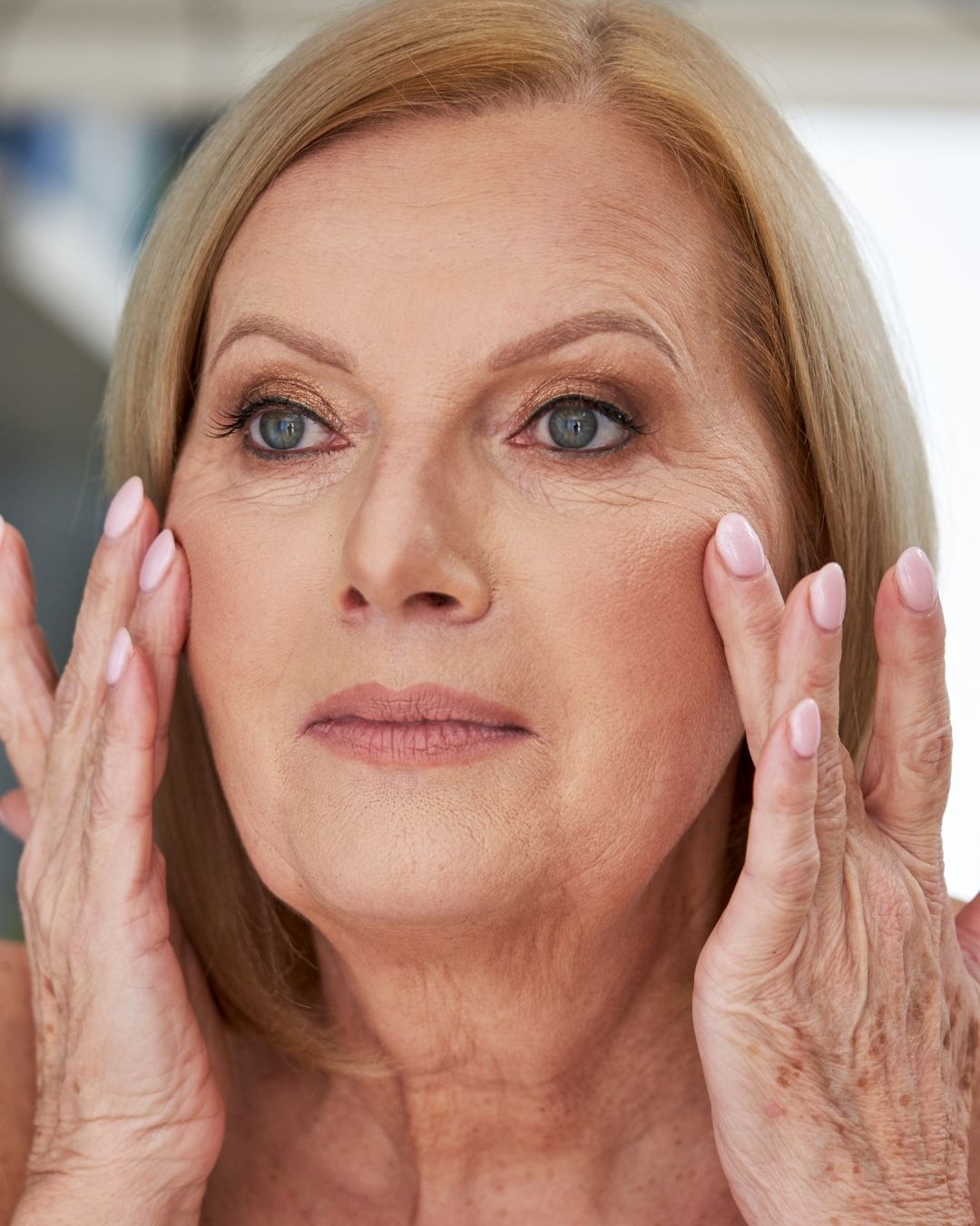 Mujer adulta mostrando una expresión natural
