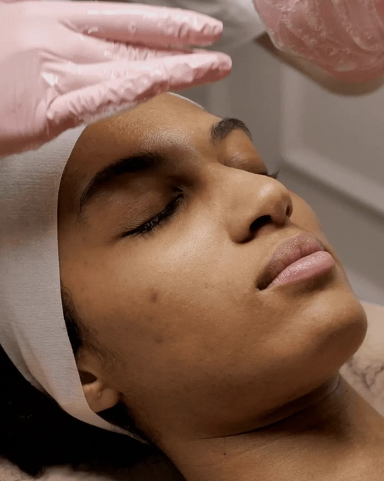 Procedimiento profesional de limpieza facial